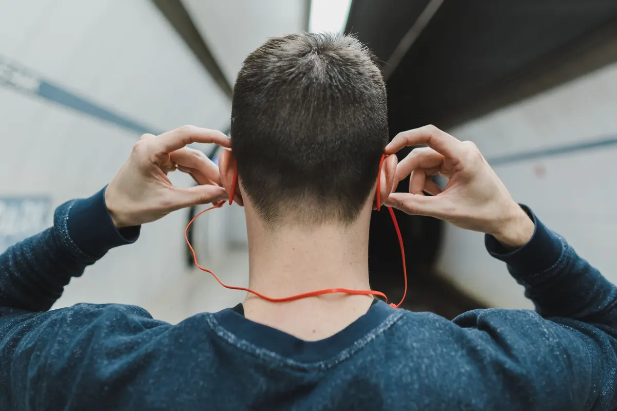 Best Budget Noise-Cancelling Headphones Under £100 for UK Commuters